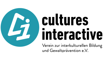 Logo des cultures interactive e.V.- Links eine hellblauer Kreis mit den Initialien c i als weisse schrift innerhalt des Kreises. Rechts daneben ein Schriftzug: cultures interactive - Verein zur interkulturellen Bildung und Gewaltprävention e.V.