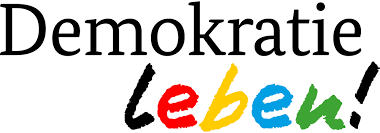 Logo des Bundesprogramms "Demokratie leben!", Das Wort "Demokratie" ist in schwarzer Serifenschrift geschrieben, das Wort "leben" bunt, kursiv und fett gedruckt