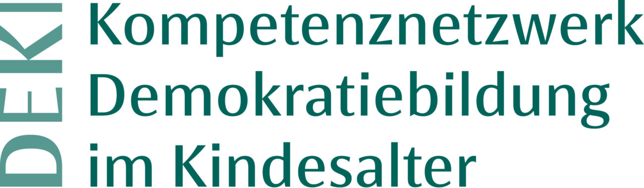 Logo des DEKI, Kompetenznetzwerk Demokratiebildug im Kindesalter; grüne Schrift auf weißem Grund, Der Schriftzug "DEKI" ist um 90 Grad links gedreht am linken Rand
