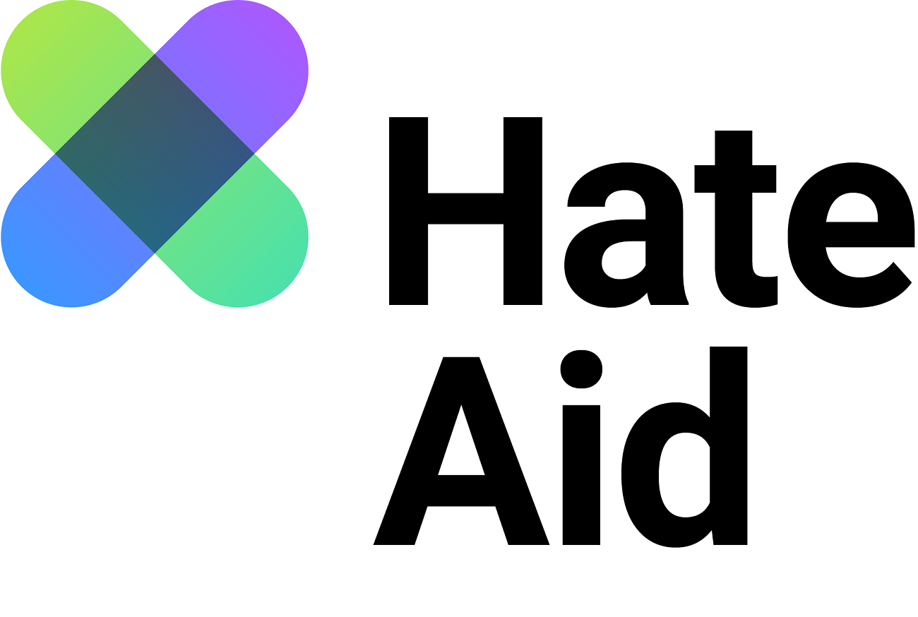 Logo der Beratungsstelle HateAid; links oben eine Art Pflaste-Sybol in den Farben blau, lila und grün, daneben in schwarzer Schrift aus weißem Grund "Hate Aid"
